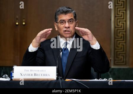 Washington, USA. Februar 2021, 24th. Xavier Becerra erscheint vor der Anhörung des Finanzausschusses des Senats über seine Ernennung zum Sekretär für Gesundheit und menschliche Dienste (HHS) auf dem Capitol Hill in Washington, DC, USA, am 24. Februar 2021. Falls bestätigt, wäre Becerra der erste lateinische Sekretär des HHS. (Foto von Pool/Sipa USA) Quelle: SIPA USA/Alamy Live News Stockfoto