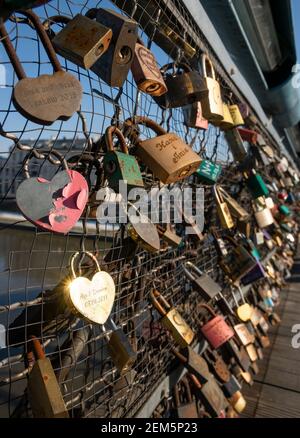 Liebhaberschlösser auf der Pater Bernatek-Fußgängerbrücke (Kładka Ojca Bernatka), Lovers-Brücke über die Weichsel. Krakau, Polen. Stockfoto