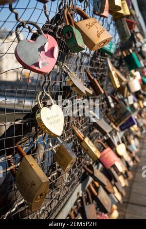 Liebhaberschlösser auf der Pater Bernatek-Fußgängerbrücke (Kładka Ojca Bernatka), Lovers-Brücke über die Weichsel. Krakau, Polen. Stockfoto