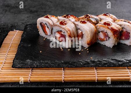 Philadelphia roll Sushi mit Lachs, geräucherter Aal, Gurke, Avocado, Frischkäse, roter Kaviar. Sushi Menü. Japanisches Essen. Stockfoto