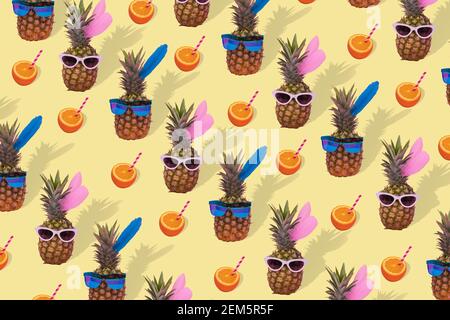 Mode und Trend. Weibliche und männliche Ananas-Hipster in Sonnenbrillen, stilvolles Fruchtmuster auf gelbem Hintergrund. Minimalkonzept, sommerliche tropische Perlhühner Stockfoto