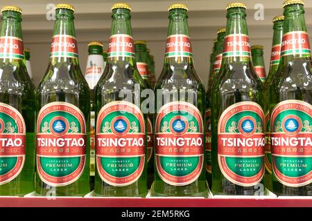 Qingdao Biere in Glasflaschen werden im Kühlraum ausgestellt Zum Verkauf in Off-Lizenz Stockfoto