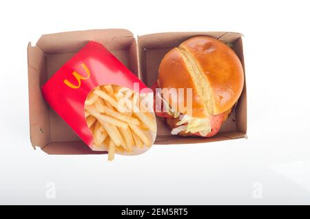 McDonalds neues Crispy Chicken Sandwich Deluxe mit pommes Frites & Box. Veröffentlicht am 24th. Februar 2021 Stockfoto