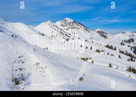 Luftaufnahme des Eisenkreuzes auf dem Pizzo Formico im Winter. Monte Farno, Gandino, Valgandino, Val Seriana, Bergamo Provinz, Lombardei, Italien. Stockfoto