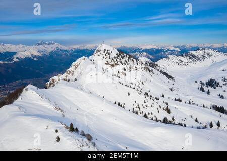 Luftaufnahme des Eisenkreuzes auf dem Pizzo Formico im Winter. Monte Farno, Gandino, Valgandino, Val Seriana, Bergamo Provinz, Lombardei, Italien. Stockfoto