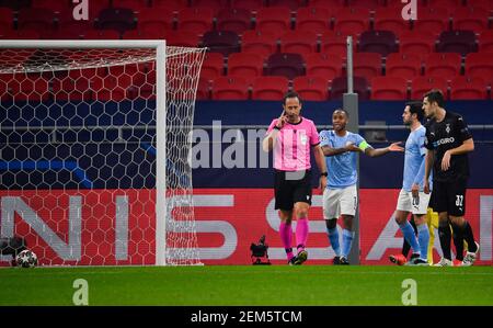 Budapest, Ungarn. Februar 2021, 24th. Fußball: Champions League, Borussia Mönchengladbach - Manchester City, K.O.-Runde, 16. Runde, erste Etappe in der Puskas Arena. Der Manchester City Raheem Sterling stachelt nach dem Treffer neben Bernardo Silva (2nd v.r.) an Schiedsrichter Artur Dias (l.). Kredit: Marton Monus/dpa/Alamy Live Nachrichten Stockfoto