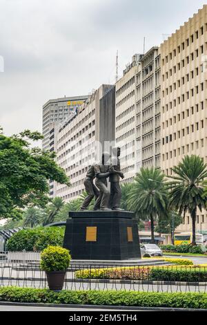 Makati, Metro Manila, Philippinen - August 2018: Vertikales Foto des Denkmals an der Straßenkreuzung Stockfoto