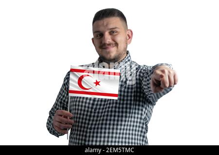 Weißer Kerl hält eine Flagge der Türkischen Republik Nordzypern und zeigt vor ihm isoliert auf weißem Hintergrund. Stockfoto