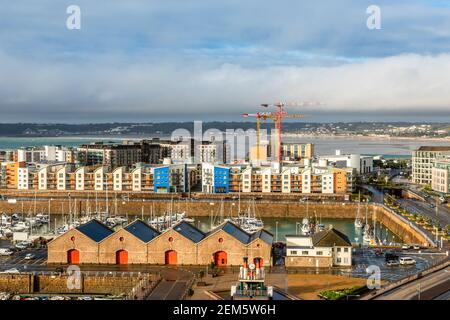 Saint Helier Hauptstadt Panorama mit Hafen und Yachthafen im Vordergrund, Vogtei von Jersey, Kanalinseln Stockfoto