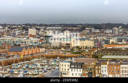 Saint Helier Hauptstadt Panorama mit Hafen und Yachthafen im Vordergrund, Vogtei von Jersey, Kanalinseln Stockfoto