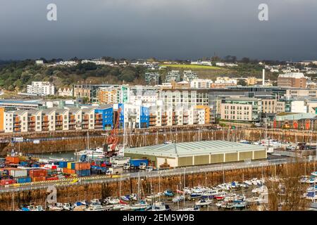 Saint Helier Hauptstadt Panorama mit Hafen und Yachthafen im Vordergrund, Vogtei von Jersey, Kanalinseln Stockfoto