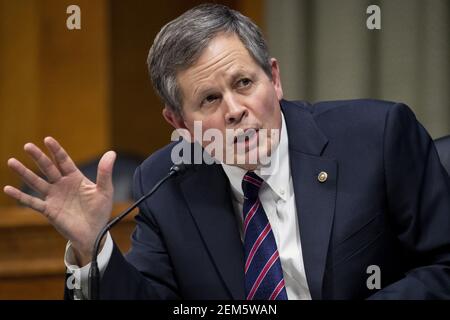 Washington, Usa. Februar 2021, 24th. Der republikanische Senator aus Montana Steve Daines stellt Xavier Becerra während der Anhörung des Finanzausschusses des Senats zur Ernennung von Becerra zum Sekretär für Gesundheit und menschliche Dienste (HHS) am Capitol Hill in Washington, DC, am 24. Februar 2021 eine Frage bezüglich der Begrenzung von Abtreibungen. Falls bestätigt, wäre Becerra der erste lateinische Sekretär des HHS. Pool Foto von Michael Reynolds/UPI Kredit: UPI/Alamy Live Nachrichten Stockfoto