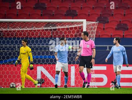 Budapest, Ungarn. Februar 2021, 24th. Fußball: Champions League, Borussia Mönchengladbach - Manchester City, K.O.-Runde, 16. Runde, erste Etappe in der Puskas Arena. Raheem Sterling von Manchester City ist Schiedsrichter Artur Dias, nachdem er neben Bernardo Silva (r) punktet. Gladbacher Torhüter Yann Sommer ist auf der linken Seite. Kredit: Marton Monus/dpa/Alamy Live Nachrichten Stockfoto