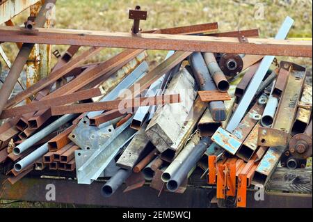 Ein Haufen ausrangierten, verrosteten Metallschrott und Holz. Stockfoto