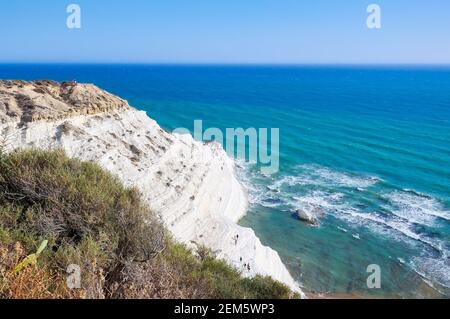 Touristen flanieren und sonnen sich an der "Scala dei Turchi" (Skala der Türken) in der Provinz Agrigento, Sizilien Stockfoto