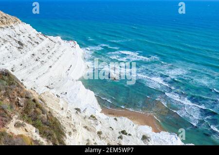 Touristen flanieren und sonnen sich an der "Scala dei Turchi" (Skala der Türken) in der Provinz Agrigento, Sizilien Stockfoto