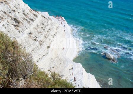 Touristen flanieren und sonnen sich an der "Scala dei Turchi" (Skala der Türken) in der Provinz Agrigento, Sizilien Stockfoto