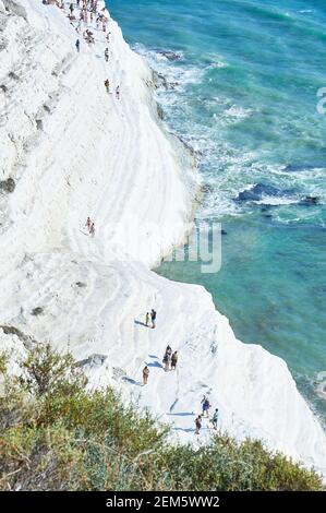 Touristen flanieren und sonnen sich an der "Scala dei Turchi" (Skala der Türken) in der Provinz Agrigento, Sizilien Stockfoto