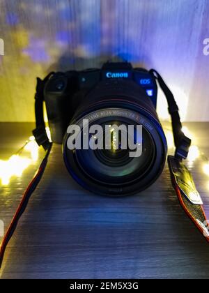 Breslau, Polen - April 28 2020: Canon RP Kamera mit Objektiv 24-105 F4 auf Holzbrett mit bunten Lichtern hervorgehoben Stockfoto