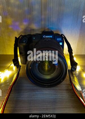 Breslau, Polen - April 28 2020: Canon RP Kamera mit Objektiv 24-105 F4 auf Holzbrett mit bunten Lichtern hervorgehoben Stockfoto