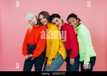 Gruppe von multiethnischen Frauen mit verschiedenen Arten von Haut posiert zusammen im Studio. Konzept über Körper-Positivität und Selbstakzeptanz Stockfoto