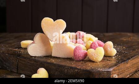 Gnocchi und Parmesan. Traditionelle italienische Pasta mit herzförmigen Kartoffeln in verschiedenen Farben. Frisch zubereitete Speisen aus süditalien. Ort für Ihren Text. Hochwertige Fotos Stockfoto