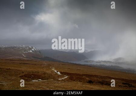 Blizzard über Ullswater vom Heaghscar Hill im englischen Lake District aus gesehen Stockfoto