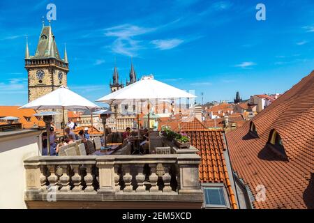 PRAG, TSCHECHISCHE REPUBLIK - 23. JUNI 2016: Restaurant auf dem Dach in Prag an einem schönen Sommertag, Tschechische Republik am 23. Juni 2016 Stockfoto