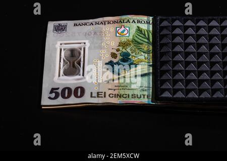 LEI rumänische Geldscheine in schwarzer Brieftasche isoliert Stockfoto