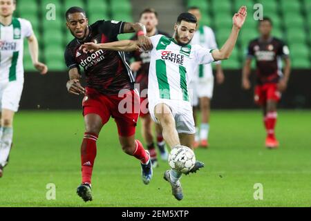 GRONINGEN, NIEDERLANDE - FEBRUAR 24: Leroy Fer von Feyenoord und Mo El Hankouri vom FC Groningen während des Eredivisie-Spiels zwischen FC Groningen und Feyenoord im Hitachi Capital Mobility Stadion am 24. Februar 2021 in Groningen, Niederlande (Foto: Marcel ter Bals/Orange Pictures) Stockfoto