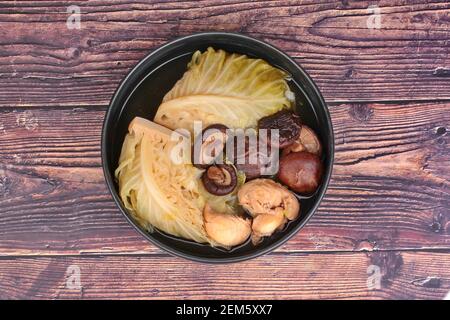 Streamed Kürbis Wrap vermicelli, Shiitake Pilze und Hackfleisch Huhn in Chinesische Knochensuppe Stockfoto