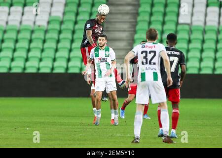 GRONINGEN, NIEDERLANDE - FEBRUAR 24: Leroy Fer von Feyenoord und Mo El Hankouri vom FC Groningen während des Eredivisie-Spiels zwischen FC Groningen und F Stockfoto