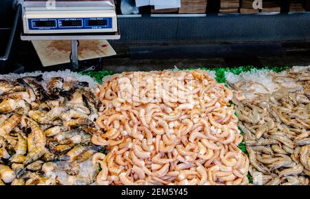 Garnelen und gekochte Garnelen oder Tigergarnelen zum Verkauf bei Fischmarkt Stockfoto