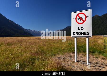 Keine Drohnen Schild am Eglinton Valley Aussichtspunkt auf dem Weg zum Milford Sound, Neuseeland Stockfoto