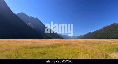 Eglinton Valley Aussichtspunkt auf dem Weg zum Milford Sound, Neuseeland Stockfoto