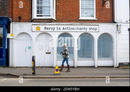 Winslow, Buckinghamshire, Großbritannien. 24th. Februar 2021. Der Mercy in Action Charity Shop scheint geschlossen zu sein. Es war heute Markttag in Winslow, Buckinghamshire. Die Stadt war ruhig, da viele Leute während der Covid-19-Sperre weiter arbeiten und zu Hause bleiben. Premierminister Boris Johnson hat einen Fahrplan für England aufgestellt, das aus der Sperre kommt. Quelle: Maureen McLean/Alamy Stockfoto