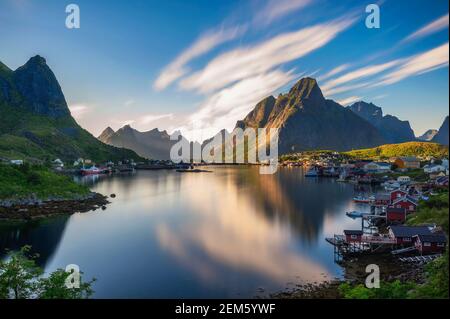 Mount Olstind und reine Fischerdorf auf Lofoten Inseln bei Sonnenuntergang Stockfoto