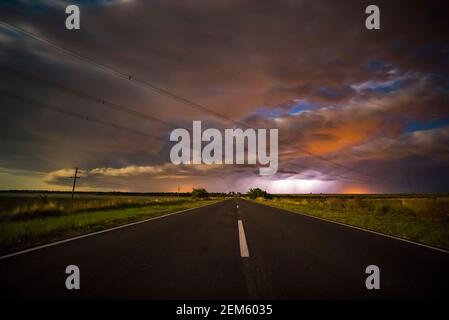 Stürmischer Himmel in der Landschaft von Pampas, Provinz La Pampa, Patagonien, Argentinien. Stockfoto