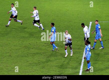 Ben Cabango (links) von Swansea City feiert das erste Tor des Spiels während des Sky Bet Championship-Spiels im Liberty Stadium, Swansea. Bilddatum: Mittwoch, 24. Februar 2021. Stockfoto