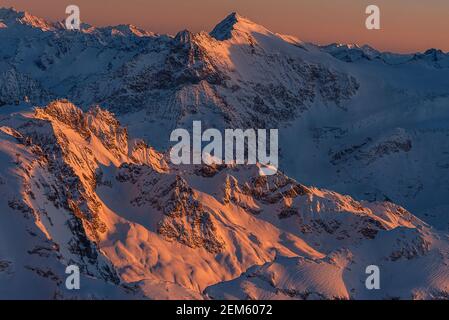 Eine mittlere Höhenansicht des Sonnenuntergangs über den Schweizer alpen. Stockfoto