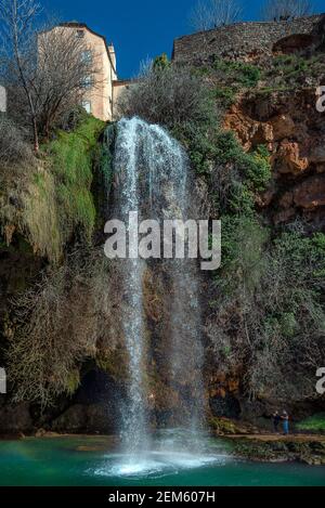 Eine Porträtansicht der Kaskade im südfranzösischen Dorf Salles-la-Source im Departement Aveyron. Stockfoto