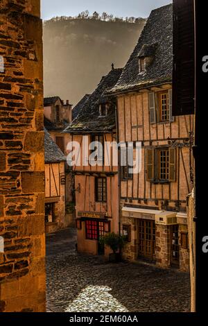 Das mittelalterliche Dorf Conques mit der Abteikirche Sainte-Foy, an der Santiago de Compostela, in Okzitanien, Südfrankreich. Stockfoto