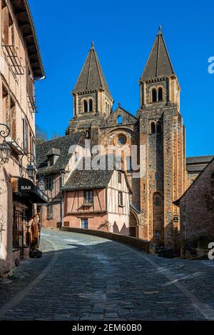 Das mittelalterliche Dorf Conques mit der Abteikirche Sainte-Foy, an der Santiago de Compostela, in Okzitanien, Südfrankreich. Stockfoto