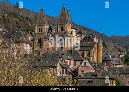 Das mittelalterliche Dorf Conques mit der Abteikirche Sainte-Foy, an der Santiago de Compostela, in Okzitanien, Südfrankreich. Stockfoto