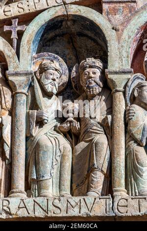 Türdetail auf Sainte-Foy Abteikirche in Conques, auf der Santiago de Compostela, in Okzitanien, Südfrankreich. Stockfoto