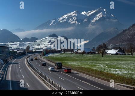 Blick auf den Pilatus und die Schweizer alpen von Buochs bei Stans in der Schweiz. Stockfoto