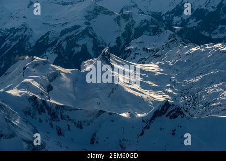 Eine mittlere Höhenansicht der Schweizer alpen. Stockfoto