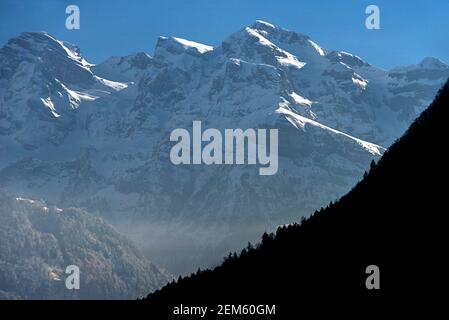 Eine mittlere Höhenansicht der Schweizer alpen. Stockfoto