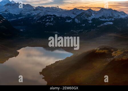 Eine mittlere Höhenlage von einem alpinen See und den Schweizer alpen. Stockfoto
