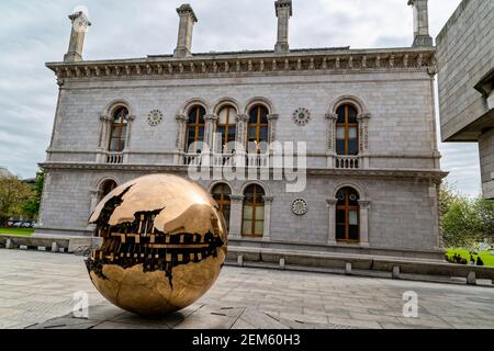 Dublin, Irland. 6th Mai 2016. Die Kugel in der Kugel (Sfera con sfera 1982-1983) von Arnaldo Pomodoro vor dem Trinity College. Stockfoto